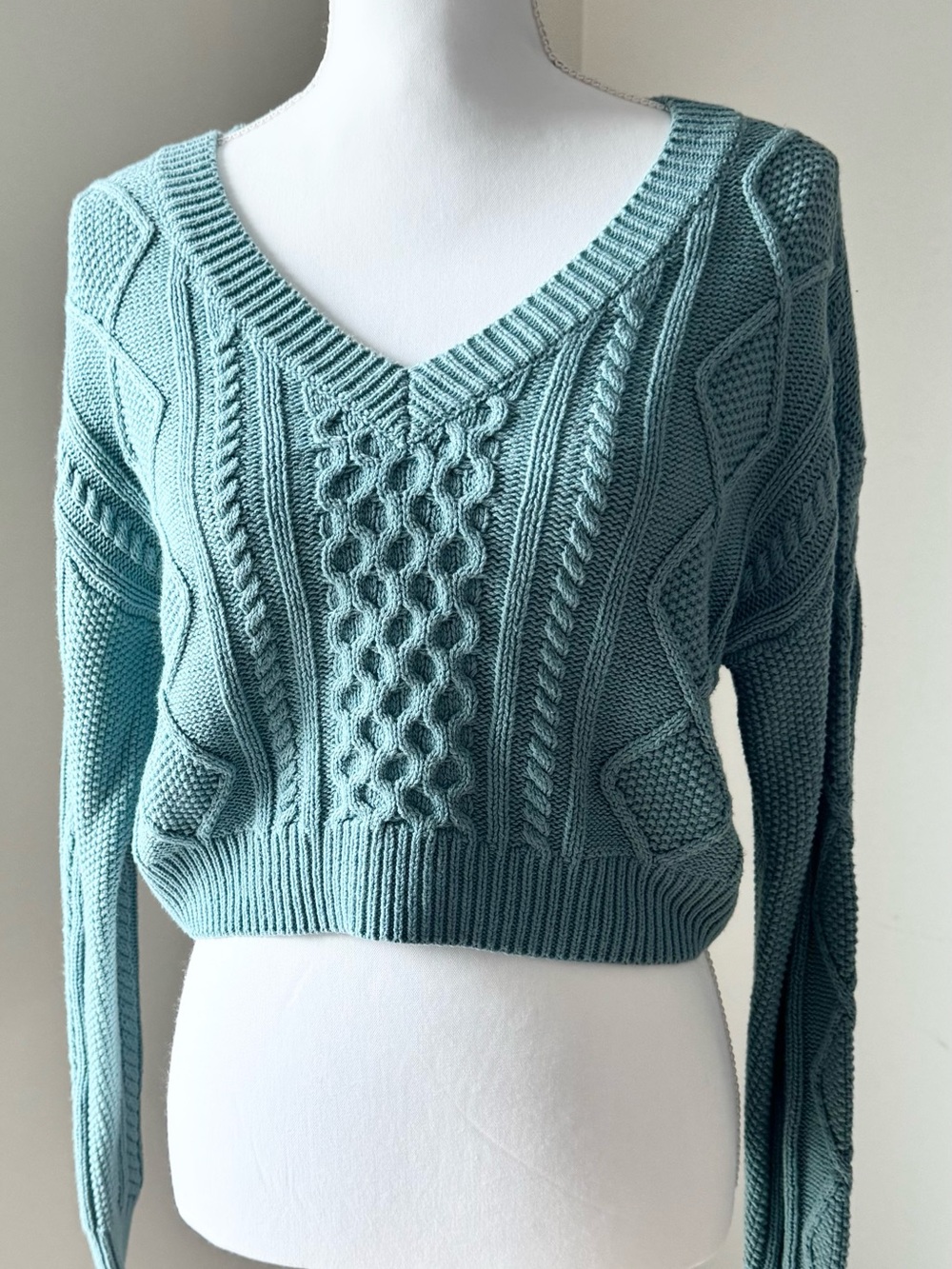 Aeropostale Seafoam Cable Knit Cropped V-Neck Sweater Size Small